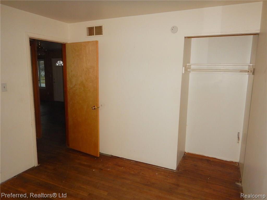 1158 Fall River Road Ypsilanti, MI 48198 - Photo 10 of 23 Bed 3 Entry.JPG