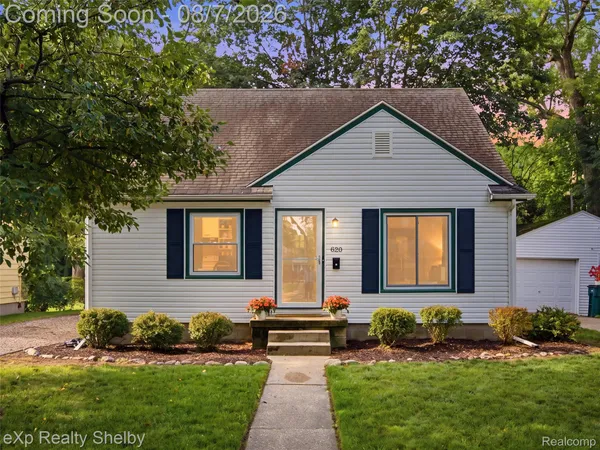 $179,999 | 820 South Dexter Drive, Lansing, MI 48910