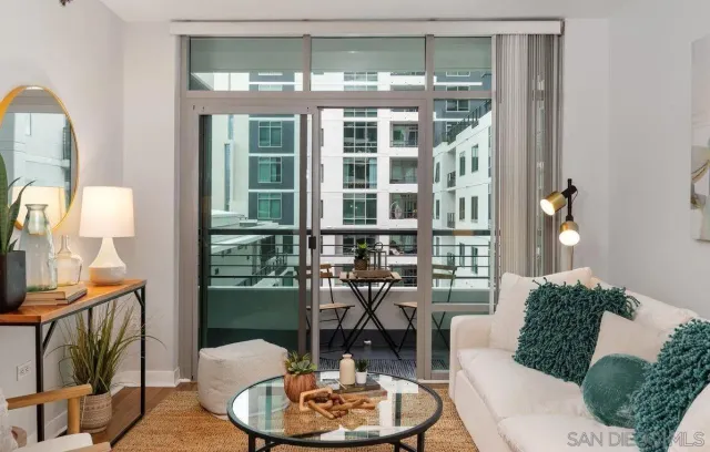 $3,295 | 425 West Beech Street, Unit 613, San Diego, CA 92101