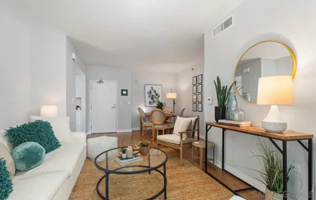 $3,295 | 425 West Beech Street, Unit 613, San Diego, CA 92101