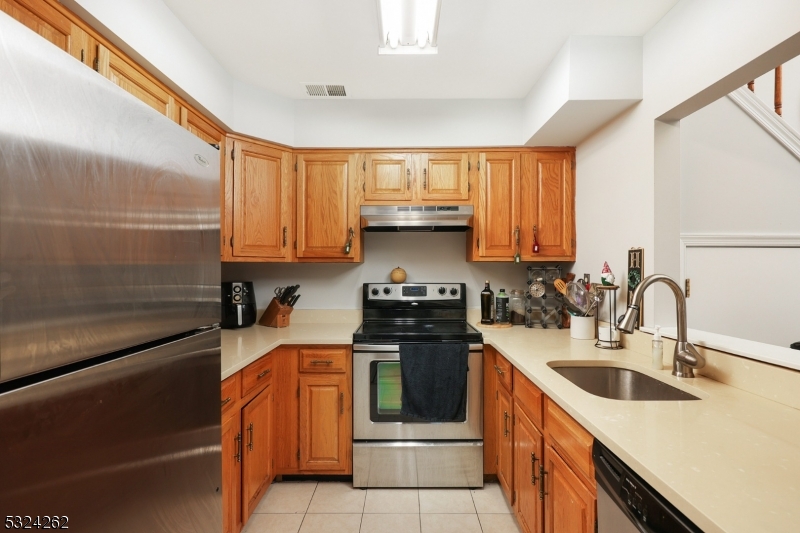 28 Spruce Court Bedminster, NJ 07921 - Photo 7 of 12 a kitchen that has a sink and a stove