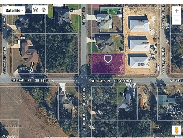 a street sign on a wall next to a building