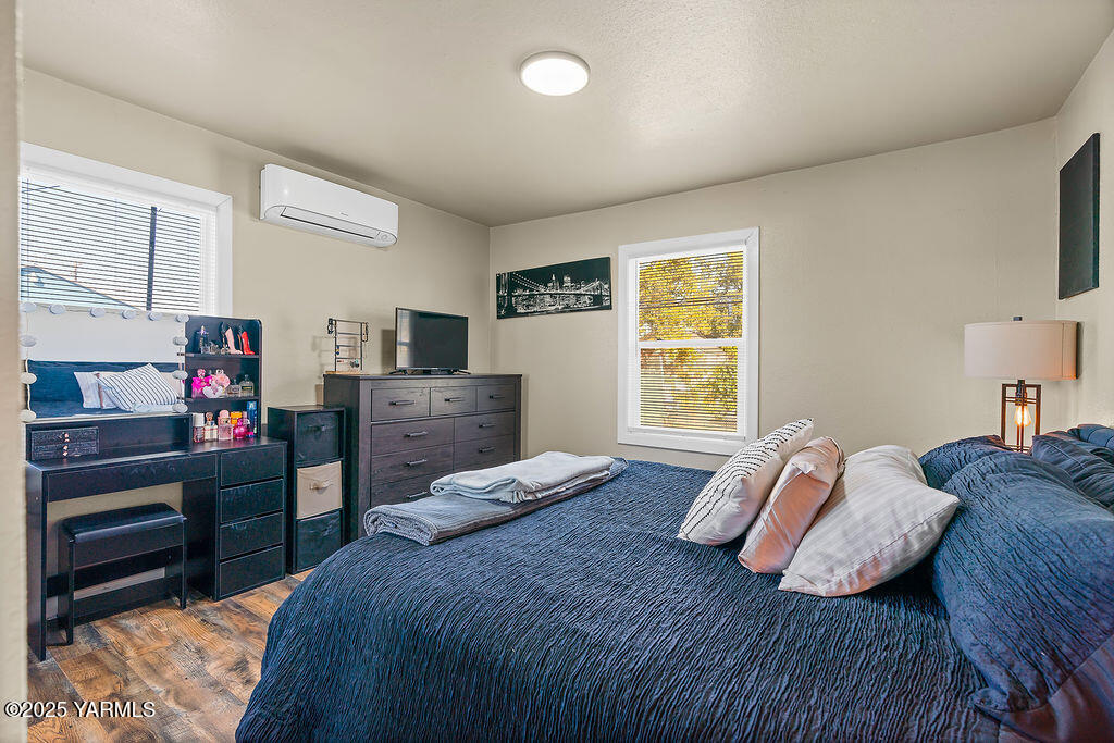 1506 South 2nd Avenue Yakima, WA 98902 - Photo 16 of 28 a bedroom with a bed and a dresser