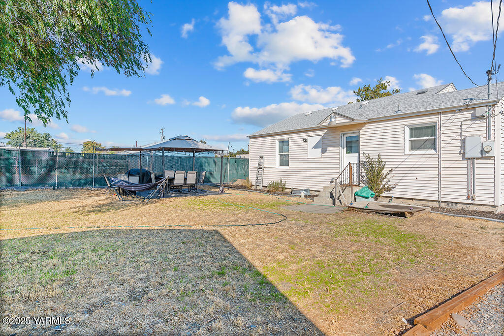 1506 South 2nd Avenue Yakima, WA 98902 - Photo 21 of 28 a view of a house with backyard and sitting area