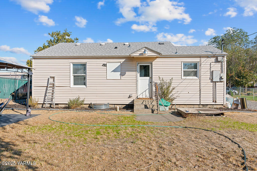 1506 South 2nd Avenue Yakima, WA 98902 - Photo 22 of 28 a view of a house with a yard
