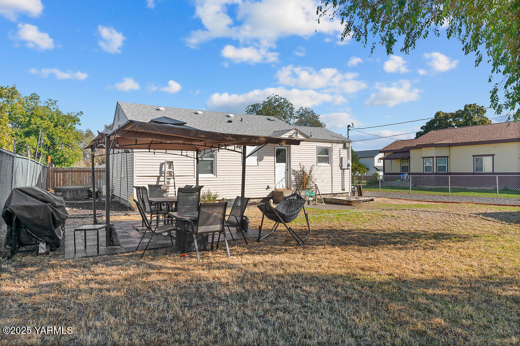 1506 South 2nd Avenue Yakima, WA 98902 - Photo 23 of 28 a view of a house with swimming pool and sitting area