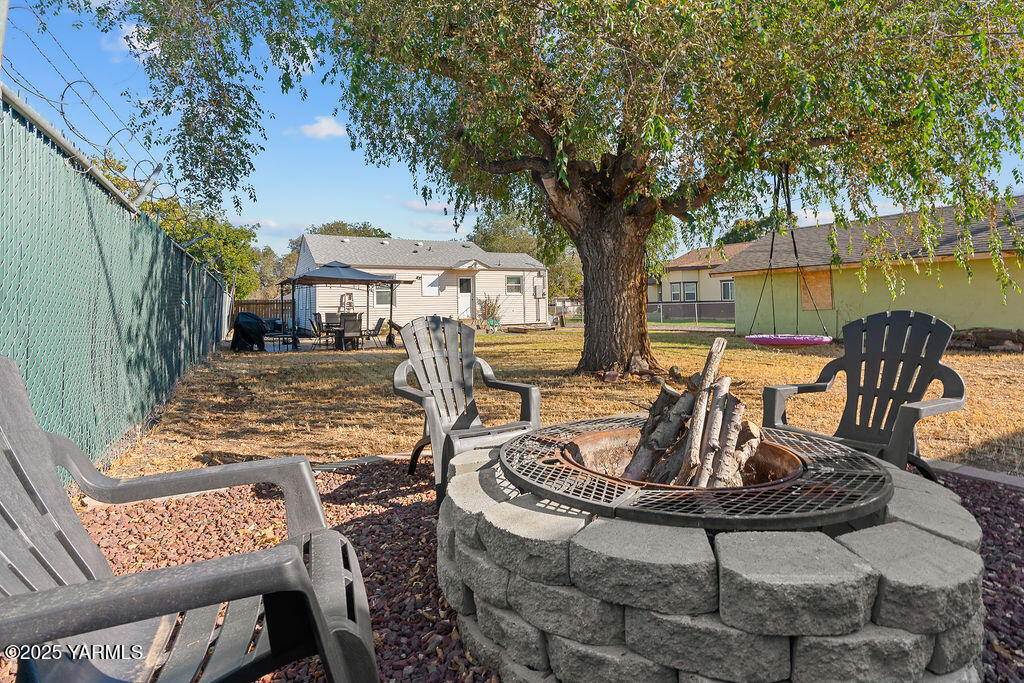 1506 South 2nd Avenue Yakima, WA 98902 - Photo 25 of 28 a view of a patio with table and chairs potted plants and tree