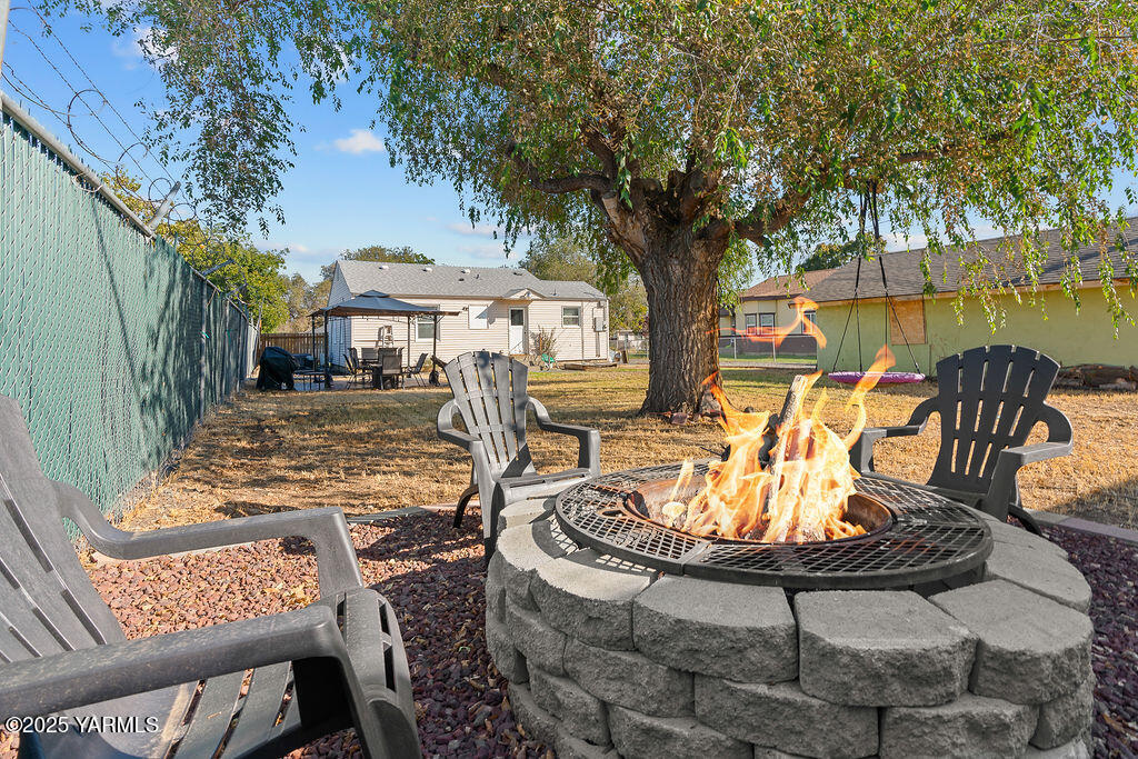 1506 South 2nd Avenue Yakima, WA 98902 - Photo 26 of 28 a view of a patio with table and chairs potted plants and tree