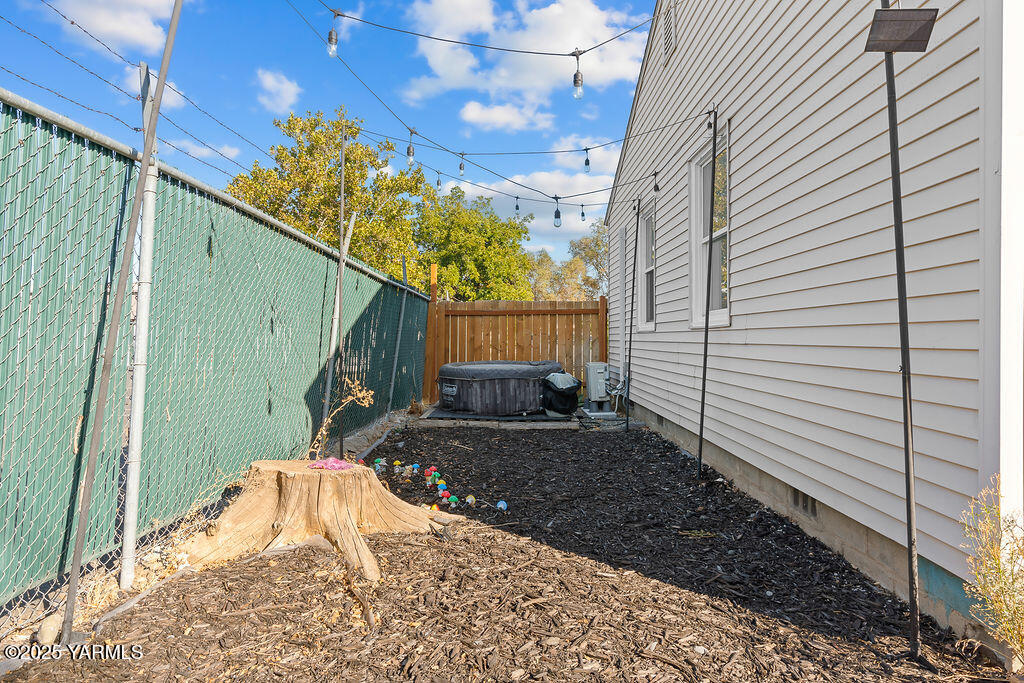 1506 South 2nd Avenue Yakima, WA 98902 - Photo 27 of 28 a view of a house with a yard