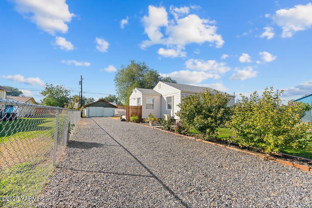 1506 South 2nd Avenue Yakima, WA 98902 - Photo 3 of 28 a view of a house with a yard