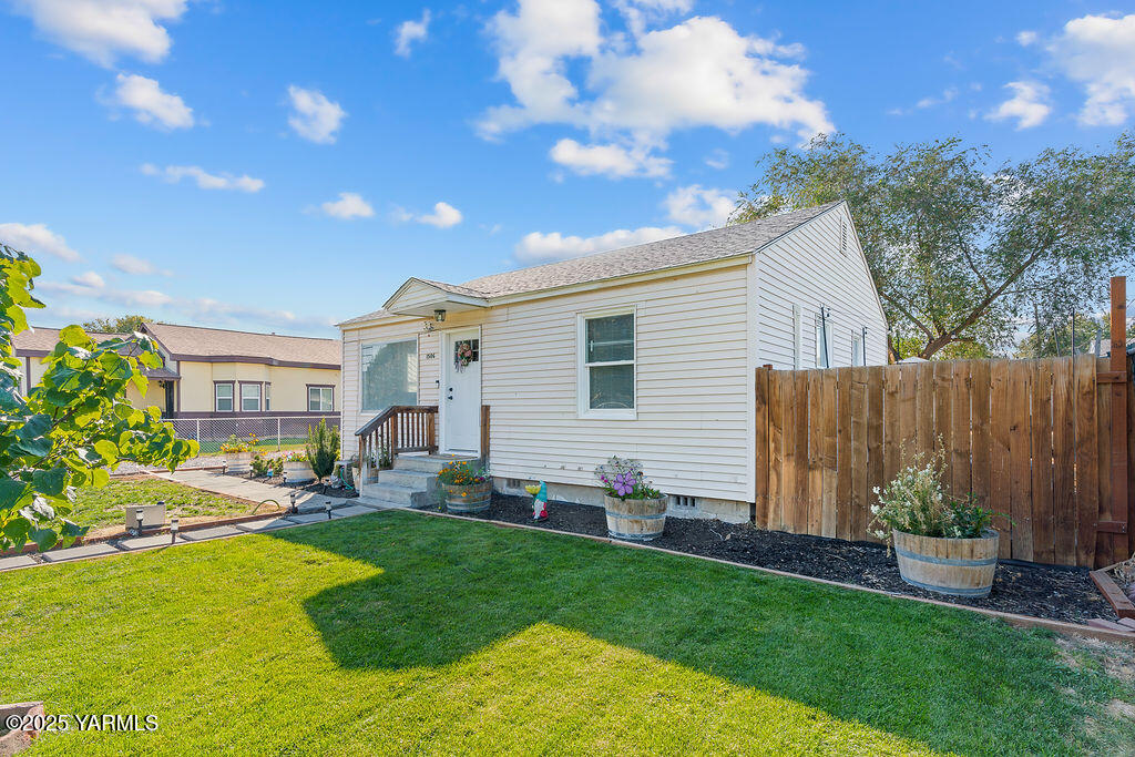 1506 South 2nd Avenue Yakima, WA 98902 - Photo 4 of 28 a view of a house with backyard and sitting area