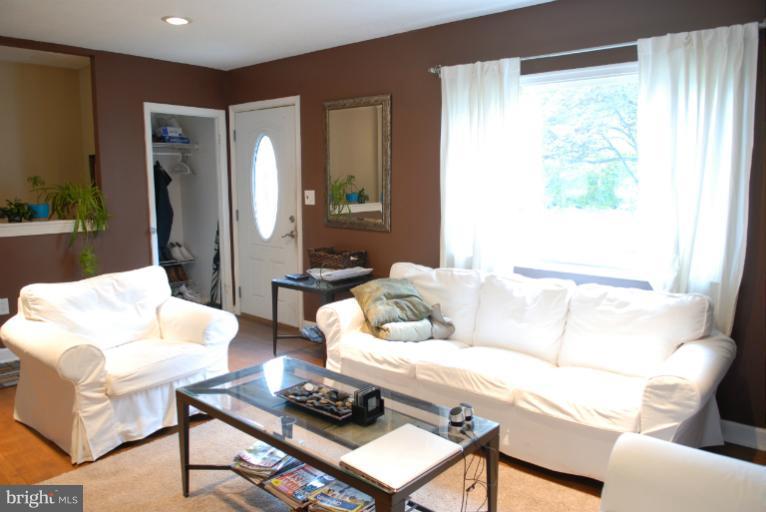 1326 Westburn Road Baltimore, MD 21228 - Photo 4 of 18 Living Room