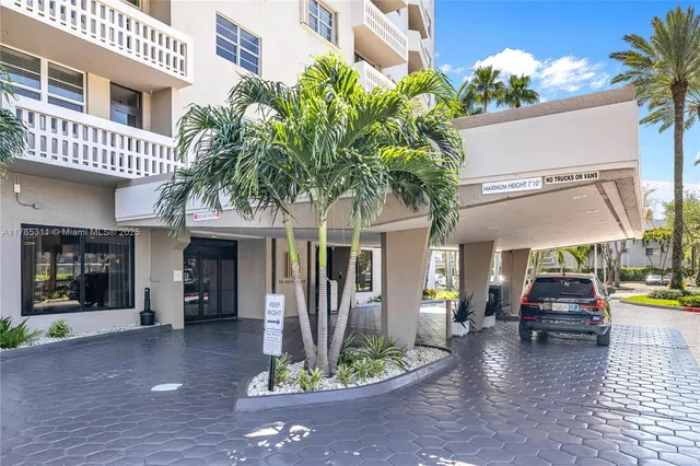 $850,000 | 90 Edgewater Drive, Unit 624, Coral Gables, FL 33133