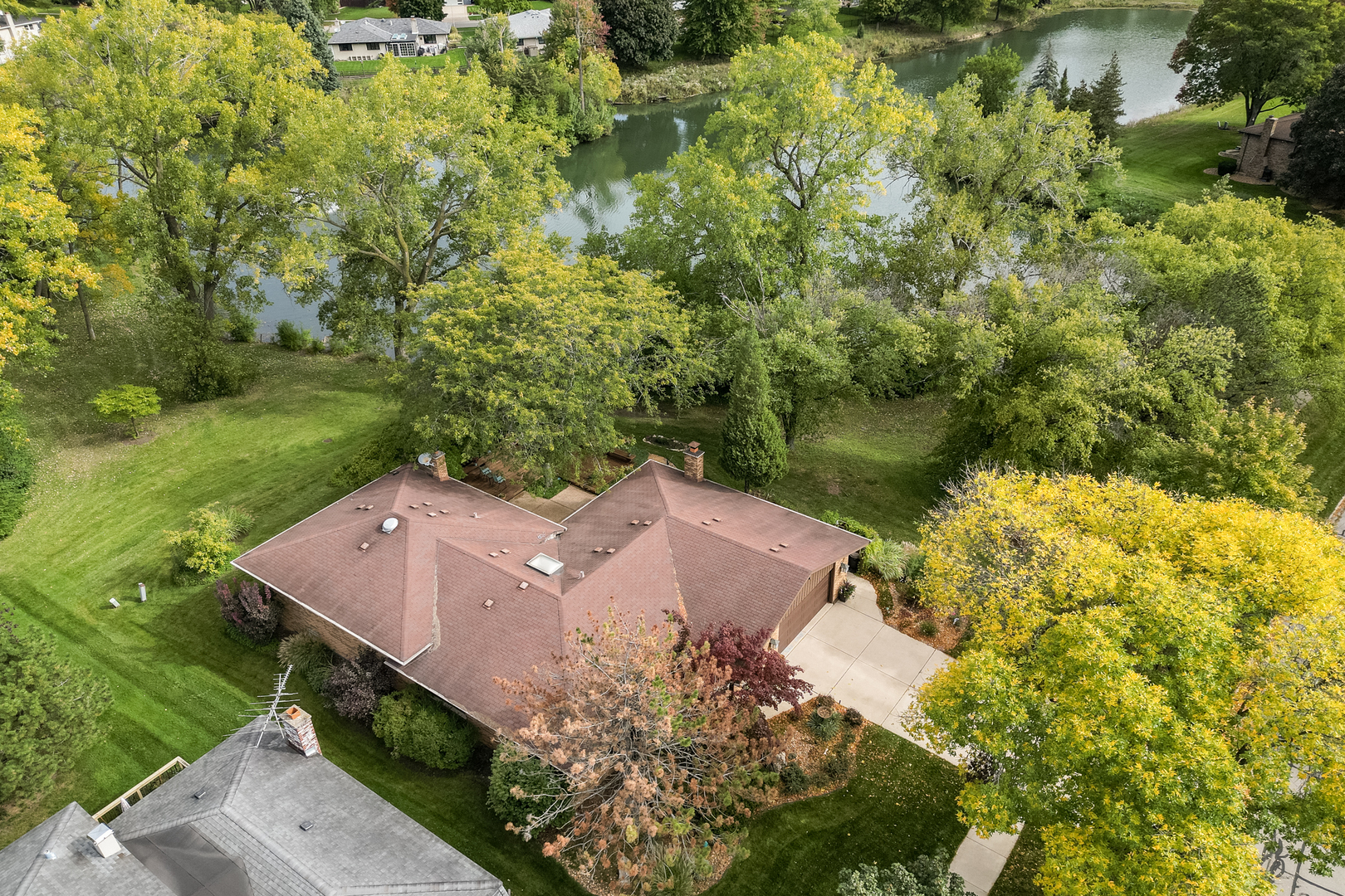 3192 Beller Drive Darien, IL 60561 - Photo 44 of 50 an aerial view of a house with a garden