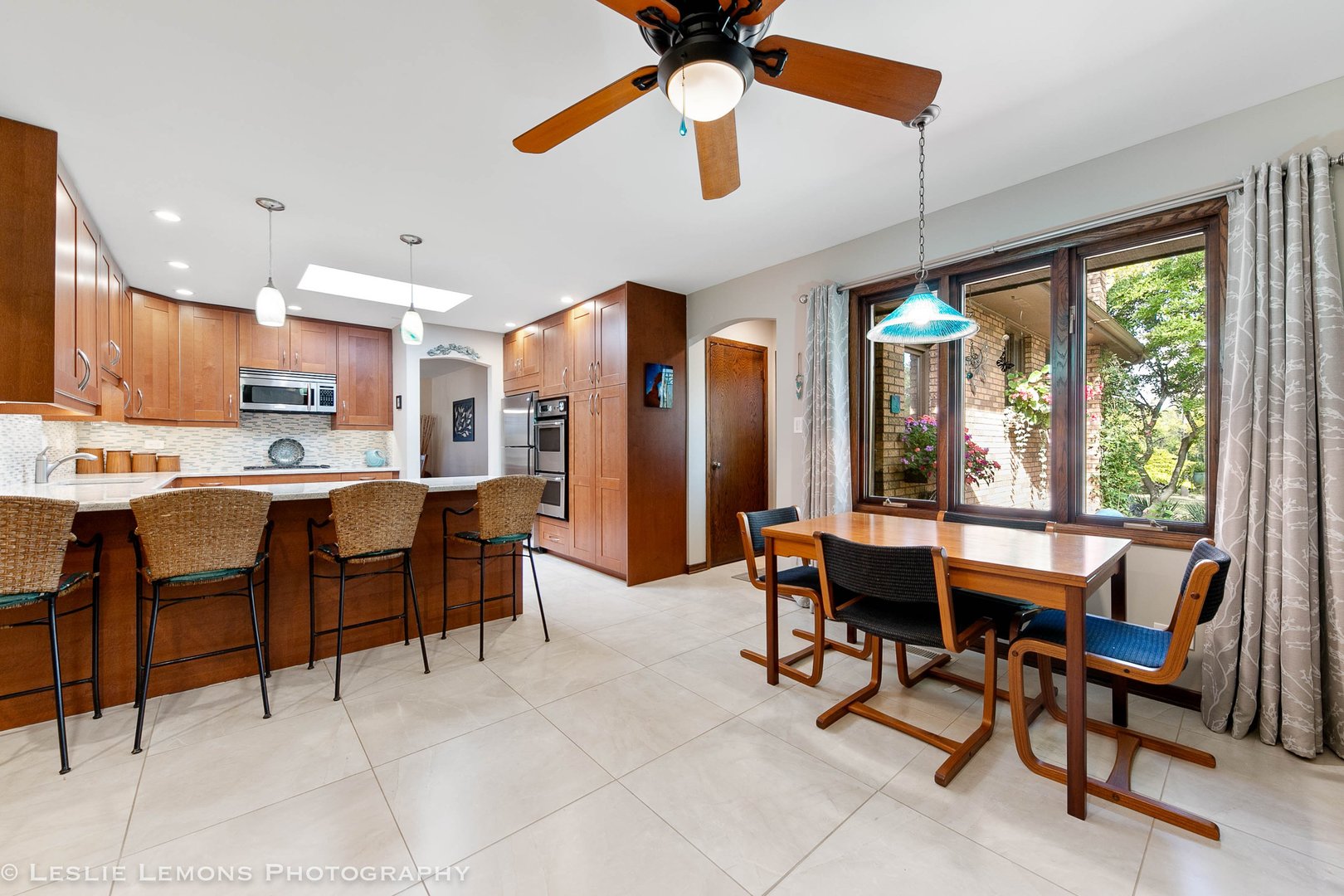 3192 Beller Drive Darien, IL 60561 - Photo 8 of 50 a view of a dining room with furniture window and outside view