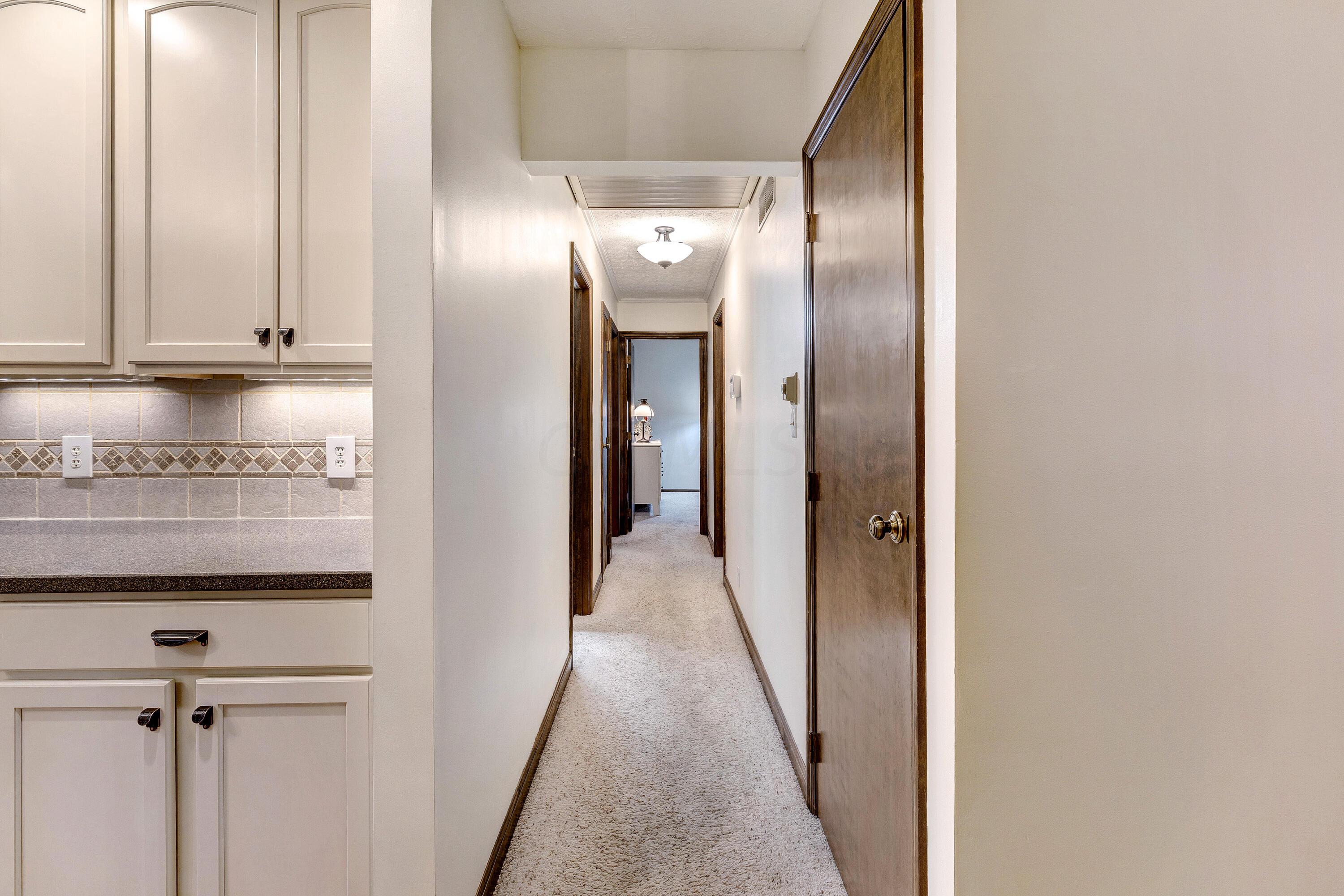 6186 Feder Road Columbus, OH 43228 - Photo 19 of 53 Hallway