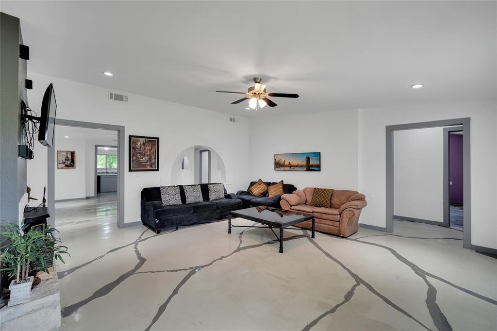 10476 County Road 313 Terrell, TX 75161 - Photo 4 of 40 a living room with furniture and a ceiling fan