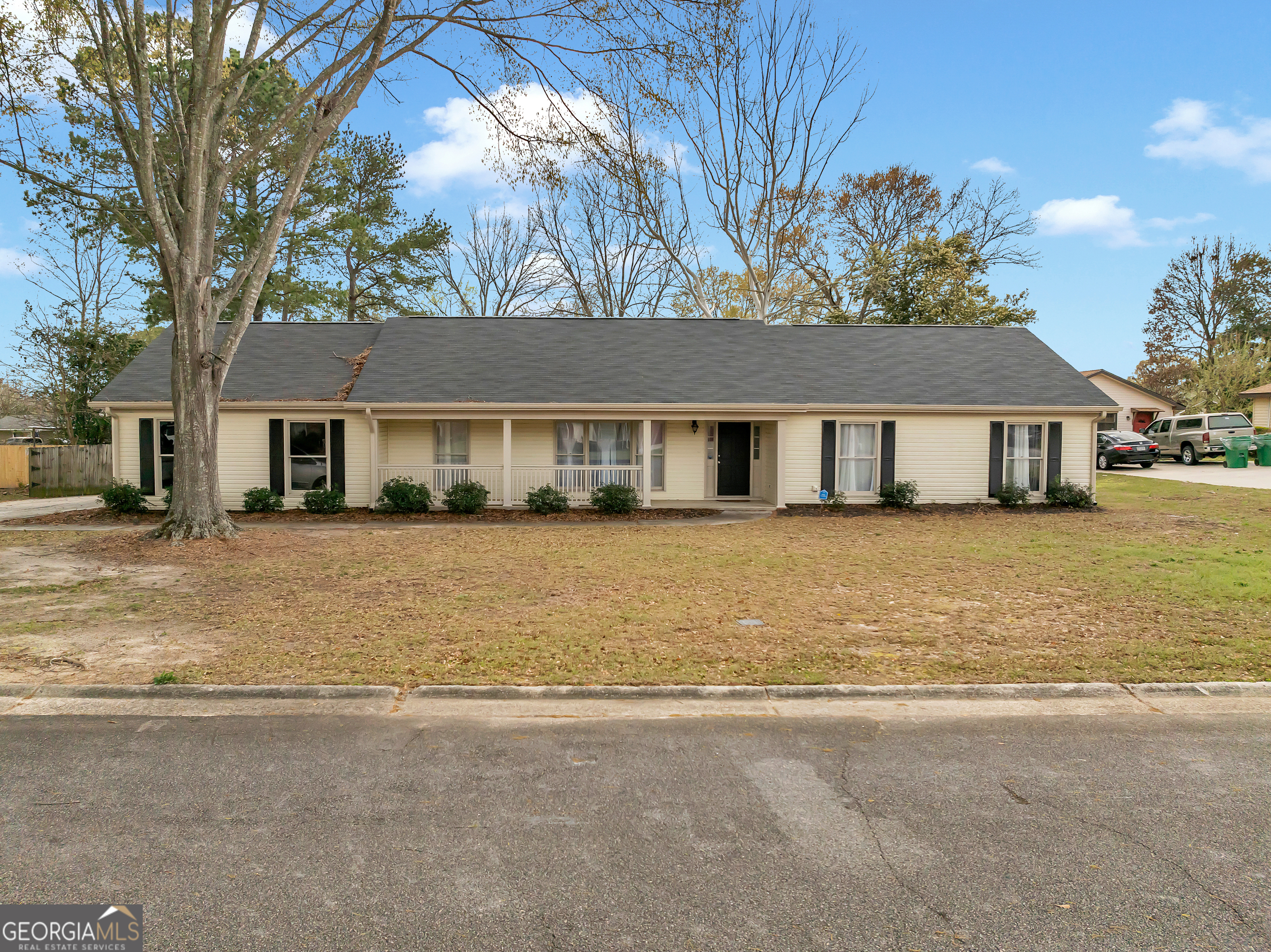 205 Barecky Drive Warner Robins, GA 31088 - Photo 1 of 1 a front view of a house with a garden