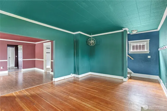 a view of a big room with closet and windows