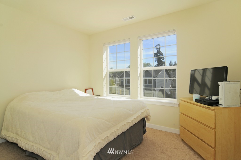 681 Ilwaco Avenue Northeast Renton, WA 98059 - Photo 11 of 19