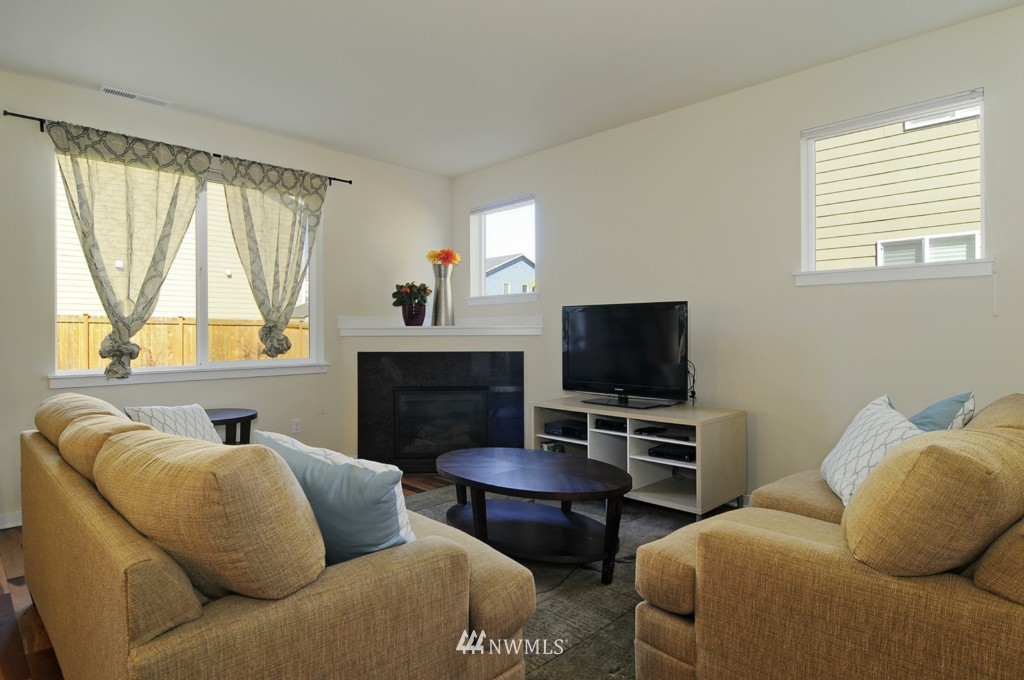 681 Ilwaco Avenue Northeast Renton, WA 98059 - Photo 4 of 19