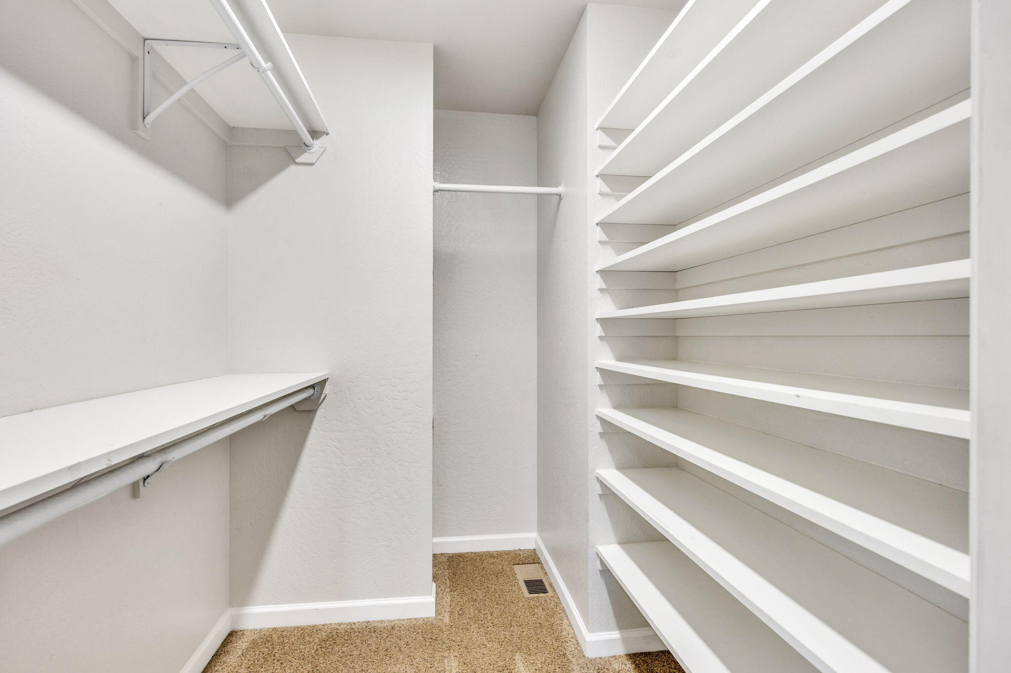 225 Wilson Road Central Point, OR 97502 - Photo 19 of 63 Primary walk in closet