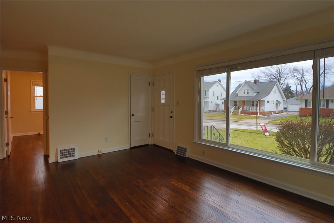 1324 Mayfield Ridge Road Cleveland, OH 44124 - Photo 8 of 22