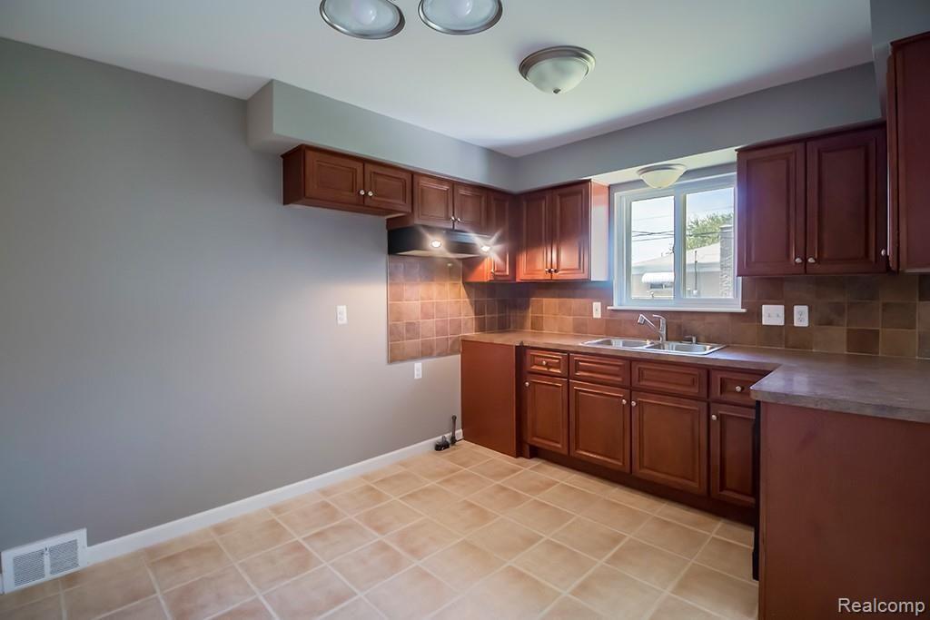 25039 Rubin Road Warren, MI 48089 - Photo 8 of 22 25039 Rubin Rd-18.jpg