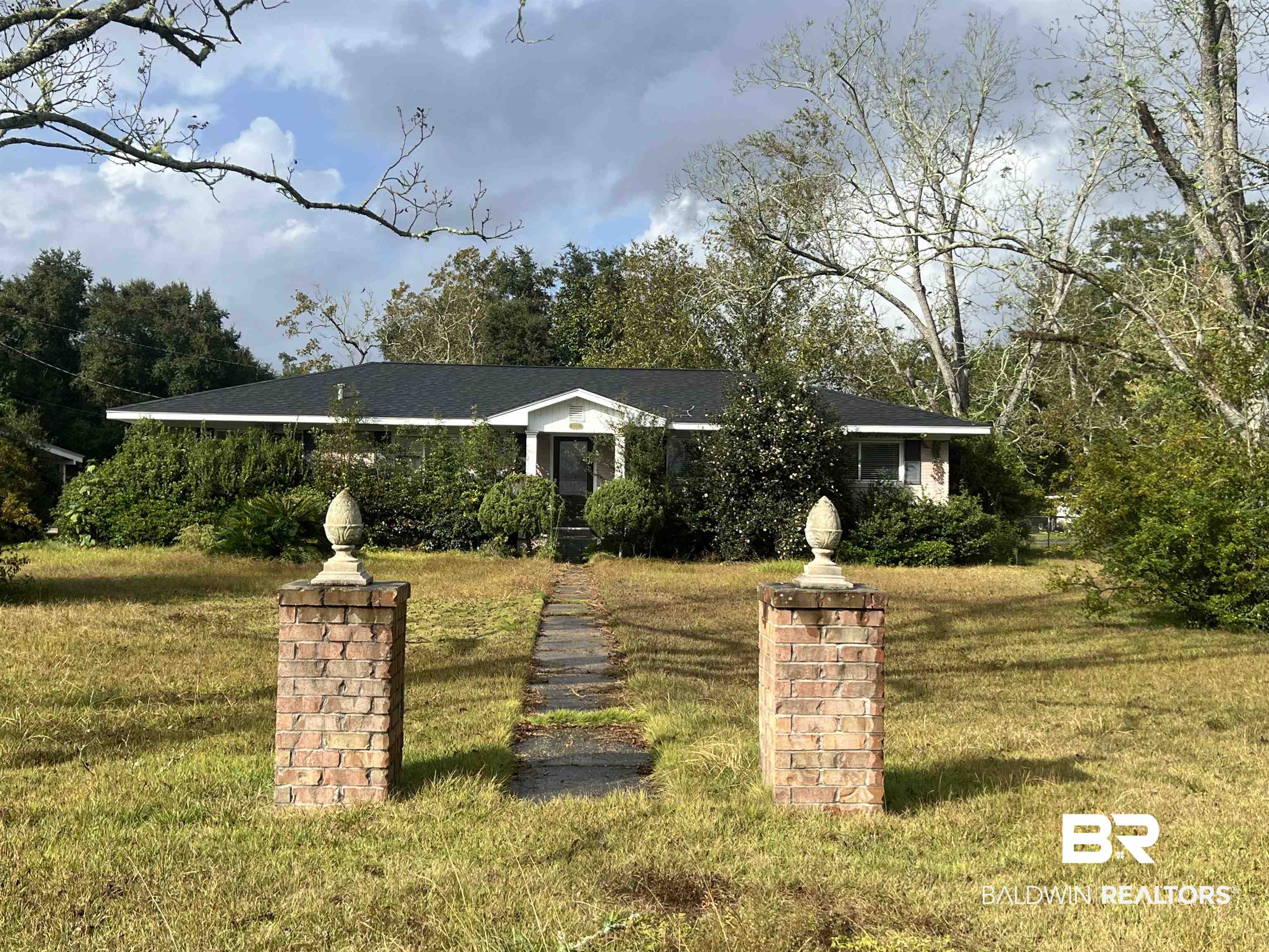 625 East Myrtle Avenue Foley, AL 36535 - Photo 1 of 10 Ranch-style house featuring a front lawn
