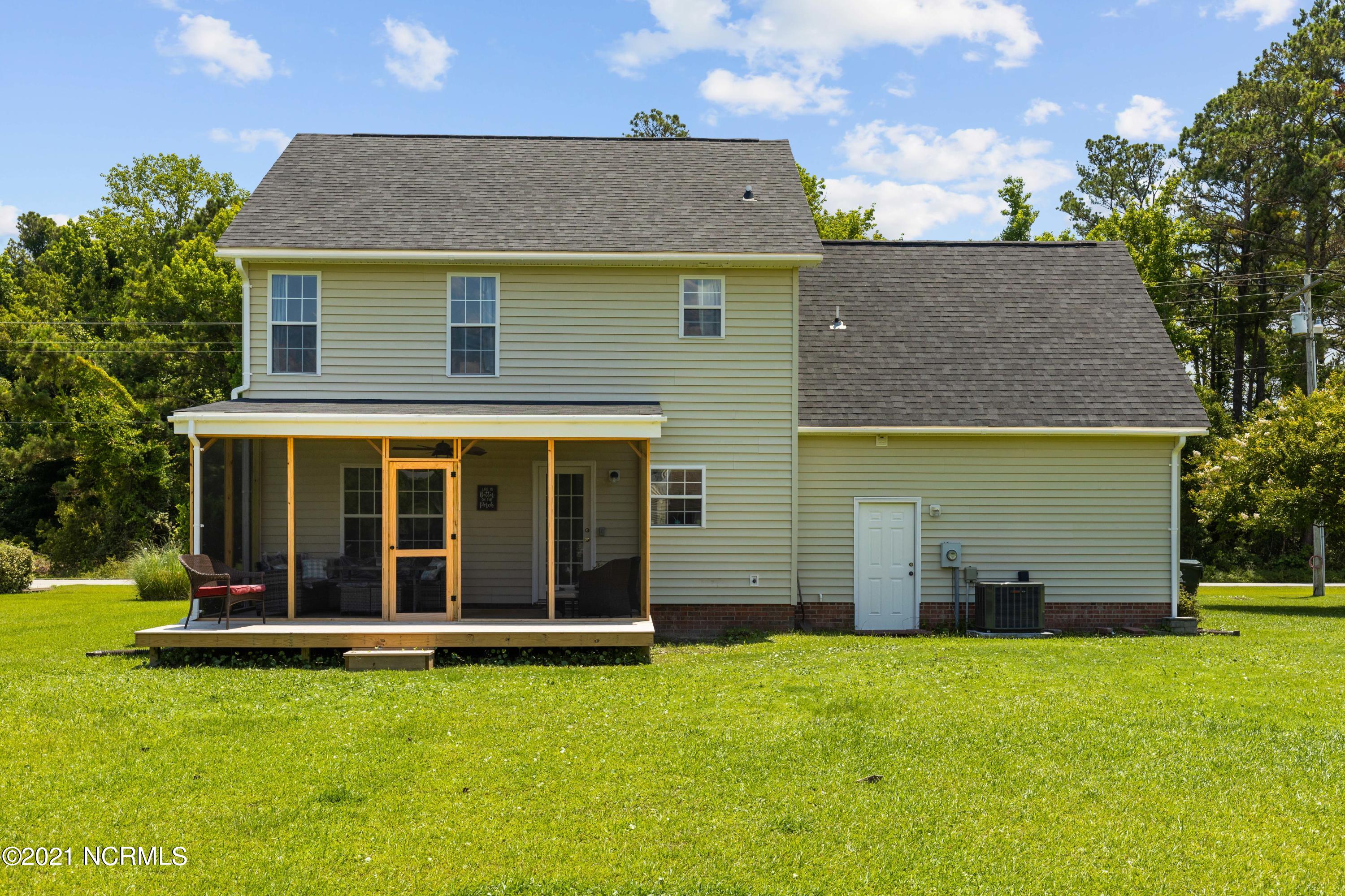 2803 Mayberry Loop Road Morehead City, NC 28557 - Photo 14 of 41 New screened in back porch and deck