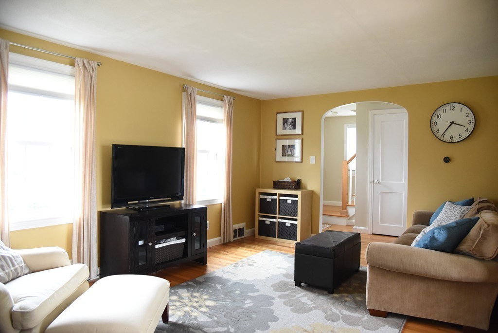 136 Oregon Street Springfield, MA 01118 - Photo 3 of 27