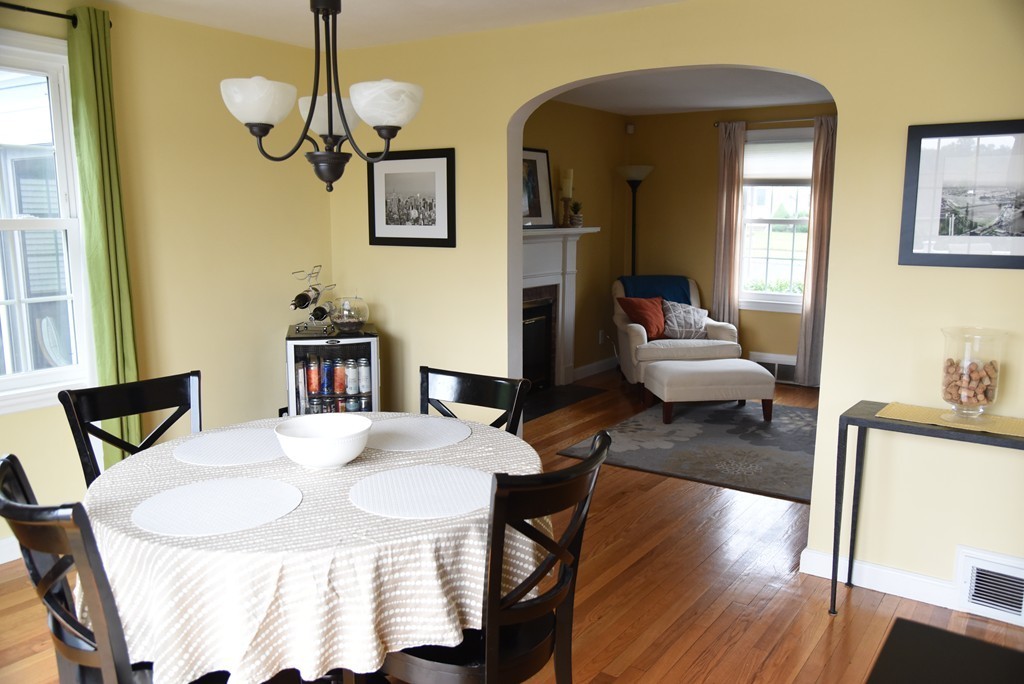 136 Oregon Street Springfield, MA 01118 - Photo 4 of 27