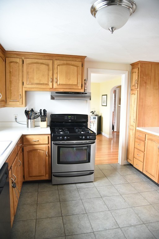 136 Oregon Street Springfield, MA 01118 - Photo 7 of 27