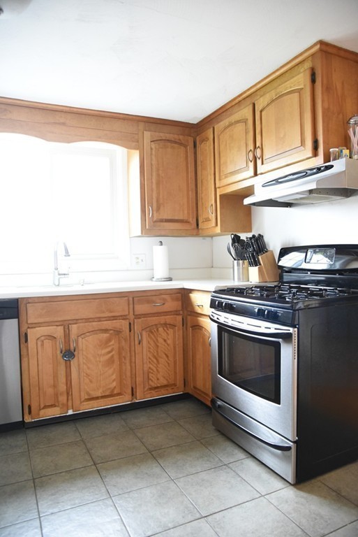 136 Oregon Street Springfield, MA 01118 - Photo 8 of 27