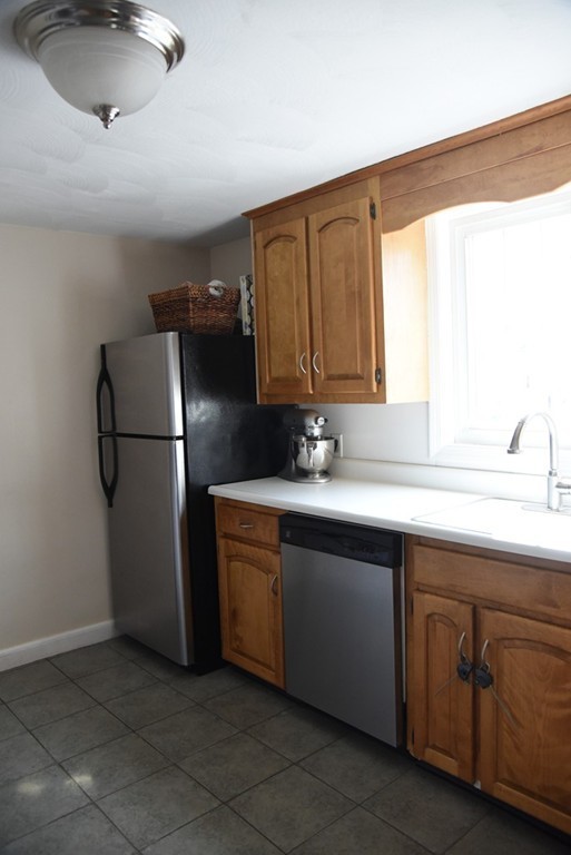 136 Oregon Street Springfield, MA 01118 - Photo 9 of 27