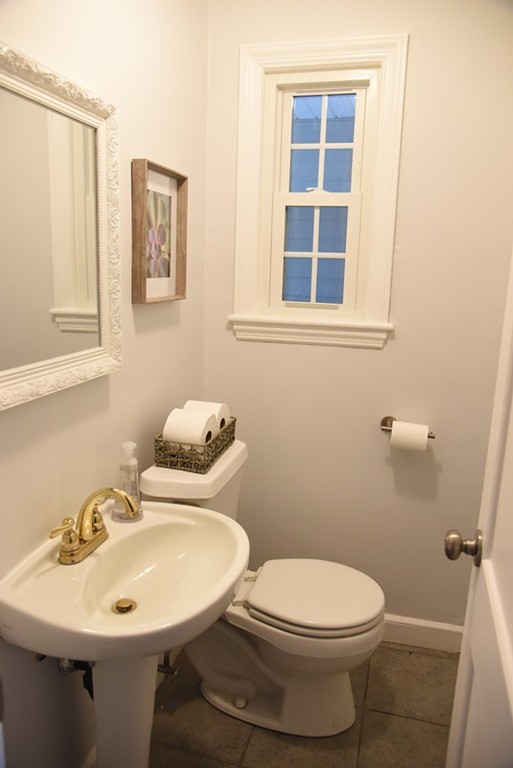 136 Oregon Street Springfield, MA 01118 - Photo 10 of 27