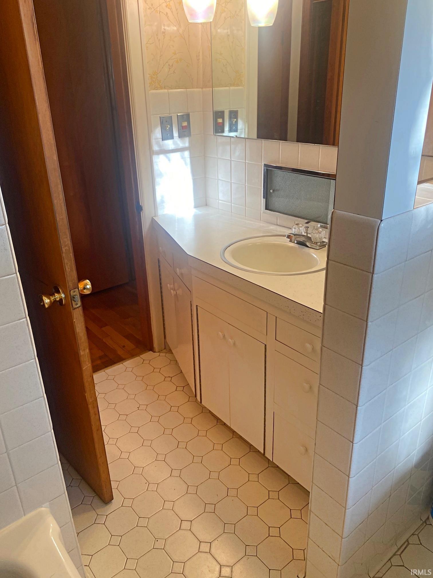 216 Apraw Road Washington, IN 47501 - Photo 11 of 24 Gallery Image 11