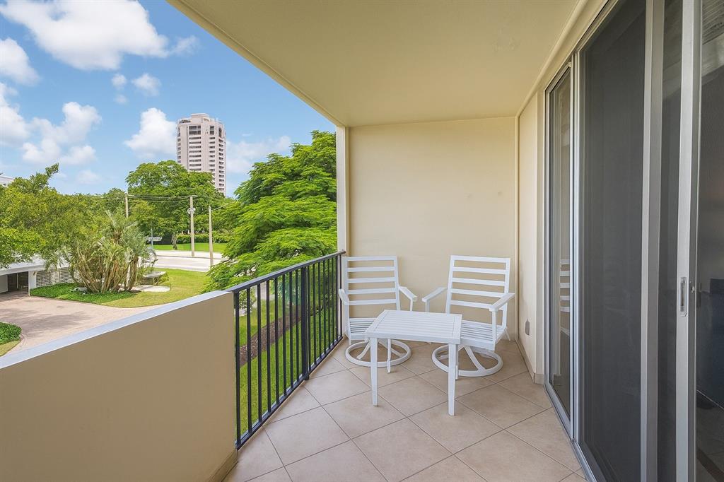 1000 Spanish River Road, Unit 3G Boca Raton, FL 33432 - Photo 18 of 31 a view of a chair and tables in the balcony