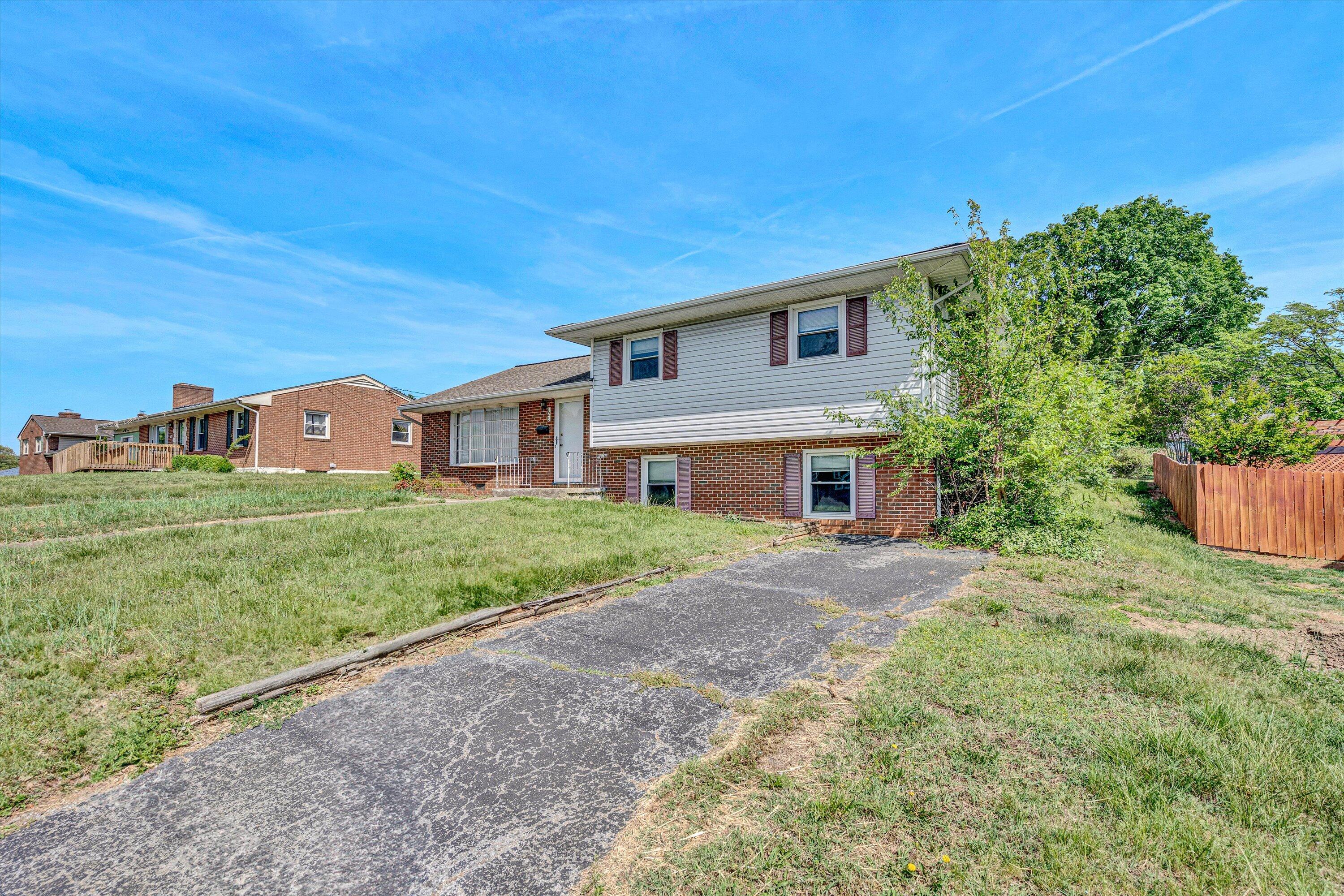 126 Frontier Road Northeast Roanoke, VA 24012 - Photo 2 of 30 02-SGM-00790
