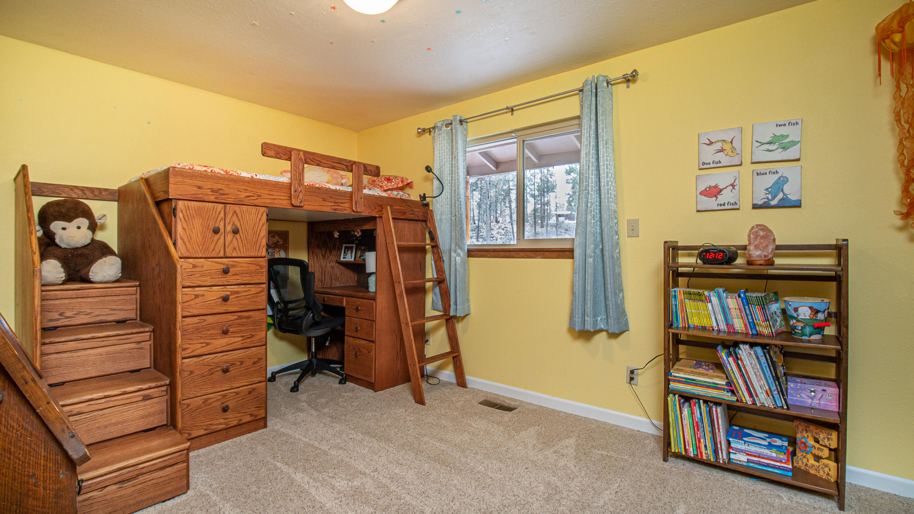 60129 Agate Road Bend, OR 97702 - Photo 26 of 41 Third bedroom