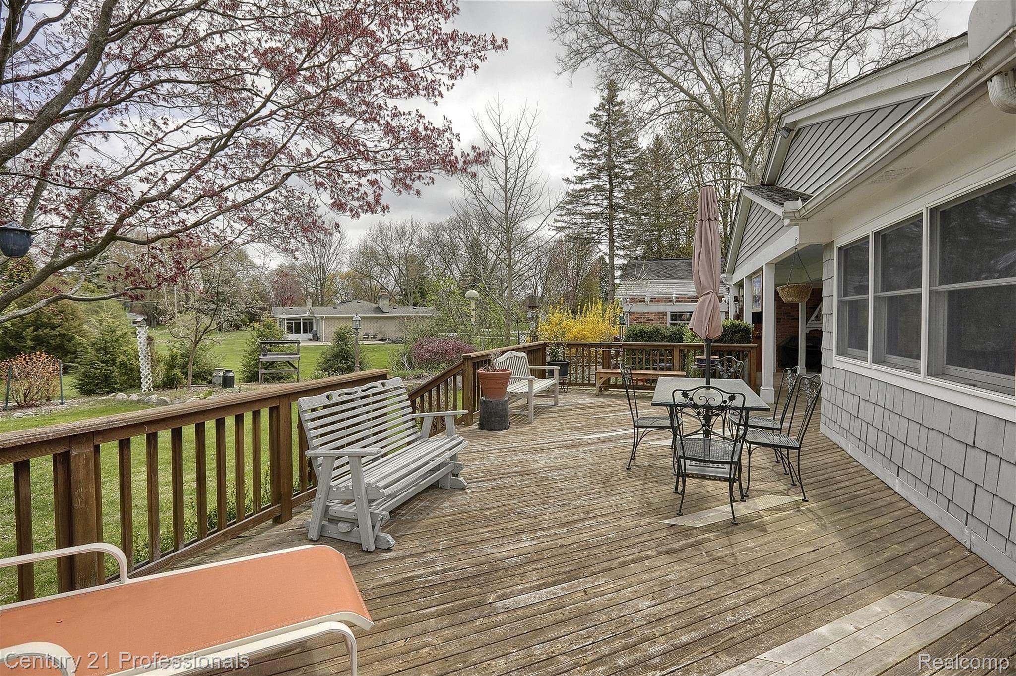 2360 Kingsford Road Rochester, MI 48309 - Photo 32 of 36 32-Deck.jpg