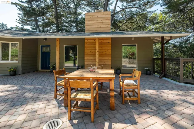 a view of a house with backyard and sitting area