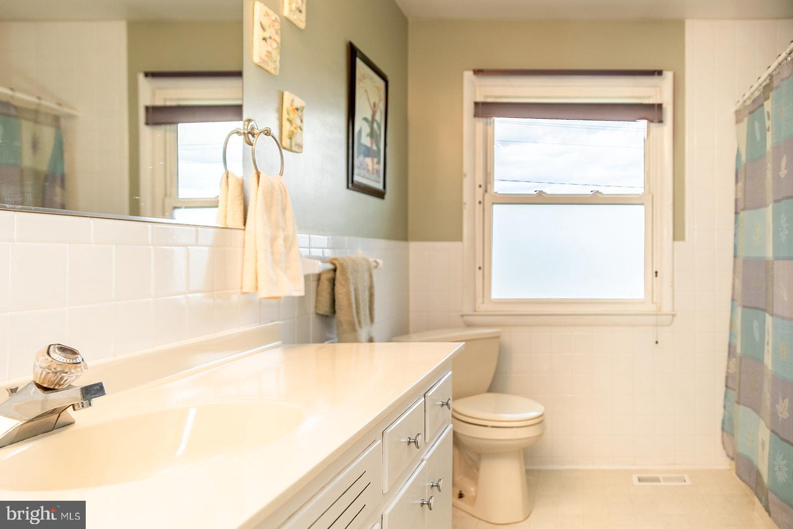 1855 Deer Park Road Finksburg, MD 21048 - Photo 9 of 26 Generous size hall bathroom
