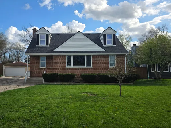 $365,000 | 17931 West Gages Lake Road, Grayslake, IL 60030