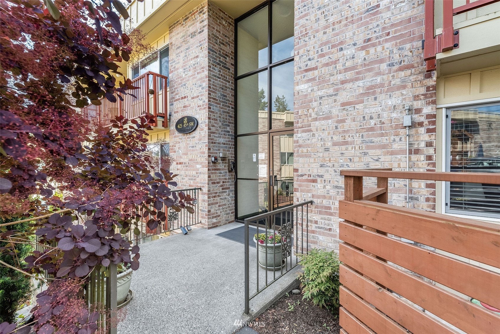 425 45th Street Southwest, Unit 306 Everett, WA 98203 - Photo 3 of 30