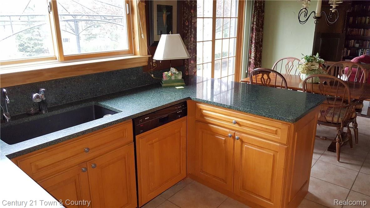 1400 Deerhurst Lane Rochester, MI 48307 - Photo 11 of 38 Updated Kitchen