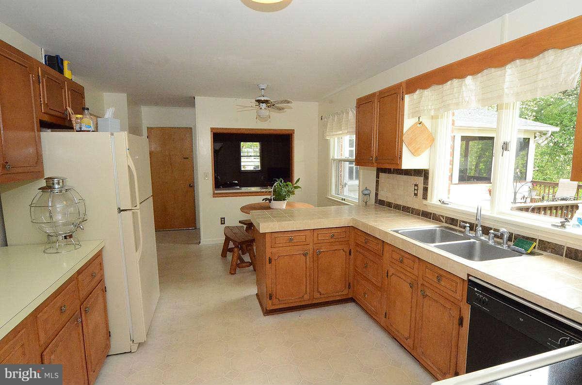 24305 Ridge Road Damascus, MD 20872 - Photo 2 of 26 Kitchen