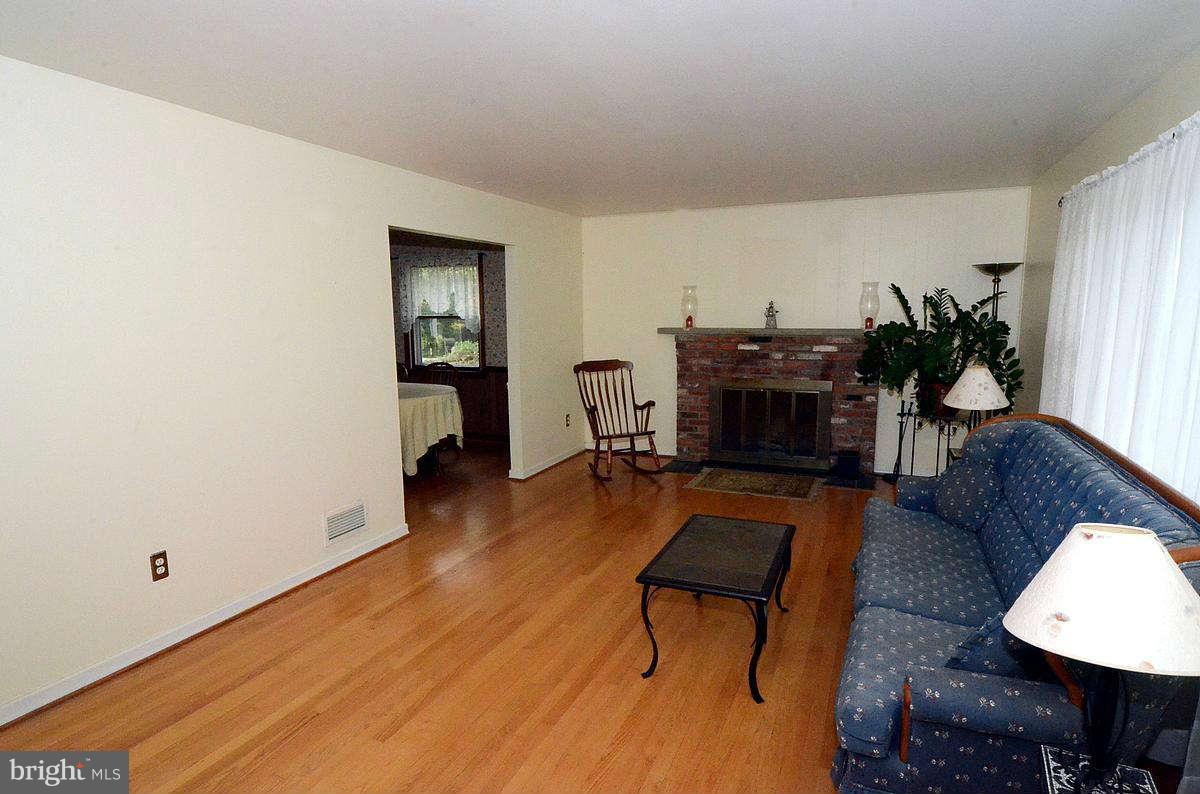 24305 Ridge Road Damascus, MD 20872 - Photo 12 of 26 Family Room