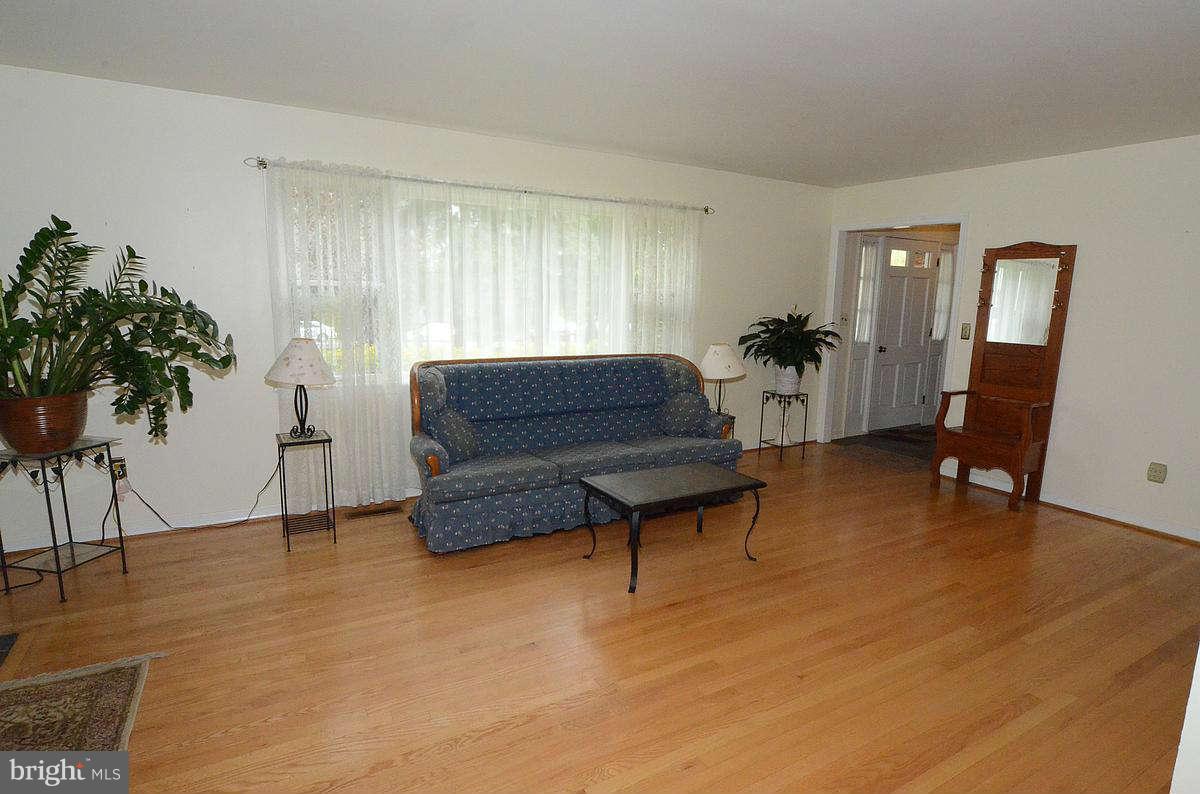 24305 Ridge Road Damascus, MD 20872 - Photo 13 of 26 Family Room