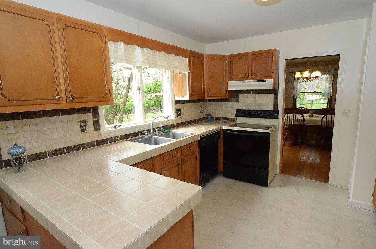 24305 Ridge Road Damascus, MD 20872 - Photo 3 of 26 Kitchen